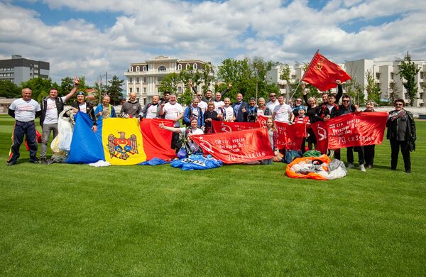 Парашютисты развернули в небе над Кишиневом Знамя Победы Парашютисты развернули в небе над Кишиневом Знамя Победы - Sputnik Молдова