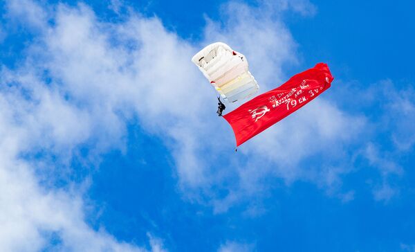 Au sărit cu parașuta de Ziua Victoriei: „Mulțumesc pentru cerul liniștit” - Foto - Sputnik Moldova