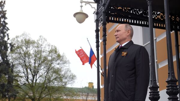 Президент РФ В. Путин во время воздушного парада, посвященного 75-летию Победы в ВОВ - Sputnik Молдова