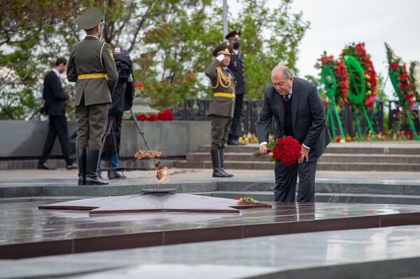 Президент Армении Армен Саркисян возложил цветы к Вечному огню в парке Победы в Ереване  - Sputnik Молдова