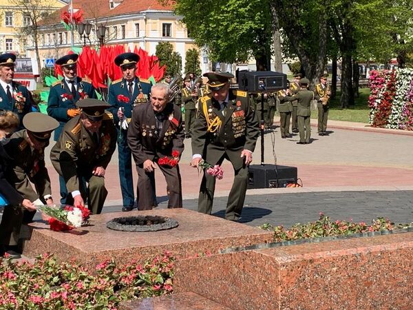 Ветераны вооруженных сил возложили цветы в Гродно (Беларусь) в память о павших в Великой Отечественной войне.    - Sputnik Moldova