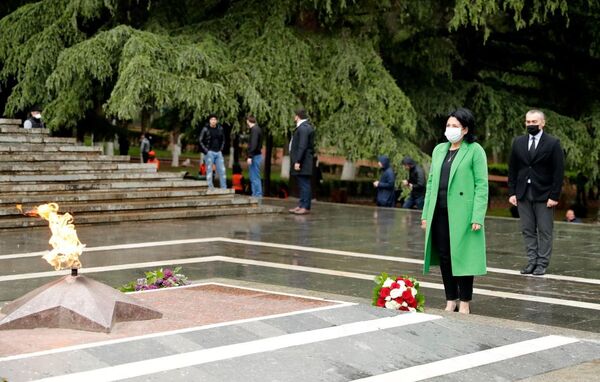Президент Грузии Саломе Зурабишвили почтила память героев Великой Отечественной войны в парке Ваке в Тбилиси  - Sputnik Молдова