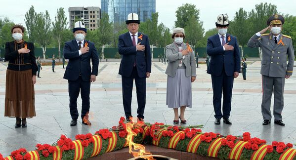 На площади Победы в Бишкеке (Кыргызстан) в честь 75-летия Победы в Великой Отечественной войне состоялся митинг-реквием с участием первых лиц государства  - Sputnik Молдова