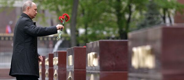 Президент России Владимир Путин возлагает в День Победы цветы на Аллее городов-героев у Могилы Неизвестного Солдата в Александровском саду. Россия отмечает 75-летие Победы в Великой Отечественной войне - Sputnik Moldova
