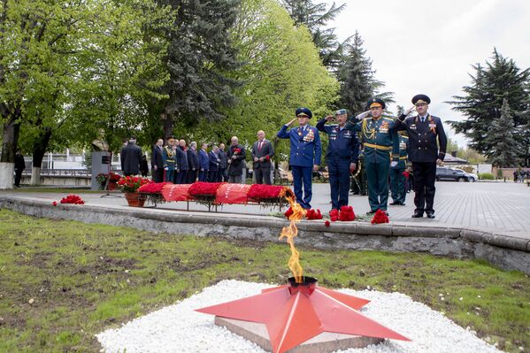 В день празднования 75-й годовщины Победы в Великой Отечественной войне в югоосетинской столице возложили гирлянду Славы у Вечного огня - Sputnik Moldova