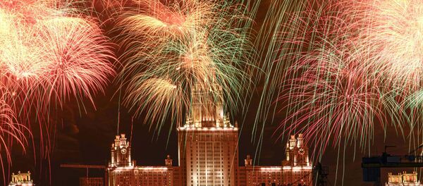 Салют над зданием МГУ в Москве в честь 75-летия Победы Салют над зданием МГУ в Москве в честь 75-летия Победы - Sputnik Молдова