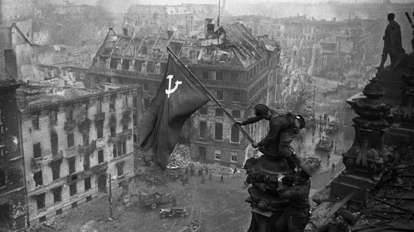 Drapelul URSS pe ReihGaremaniei naziste înfrânte - Sputnik Moldova
