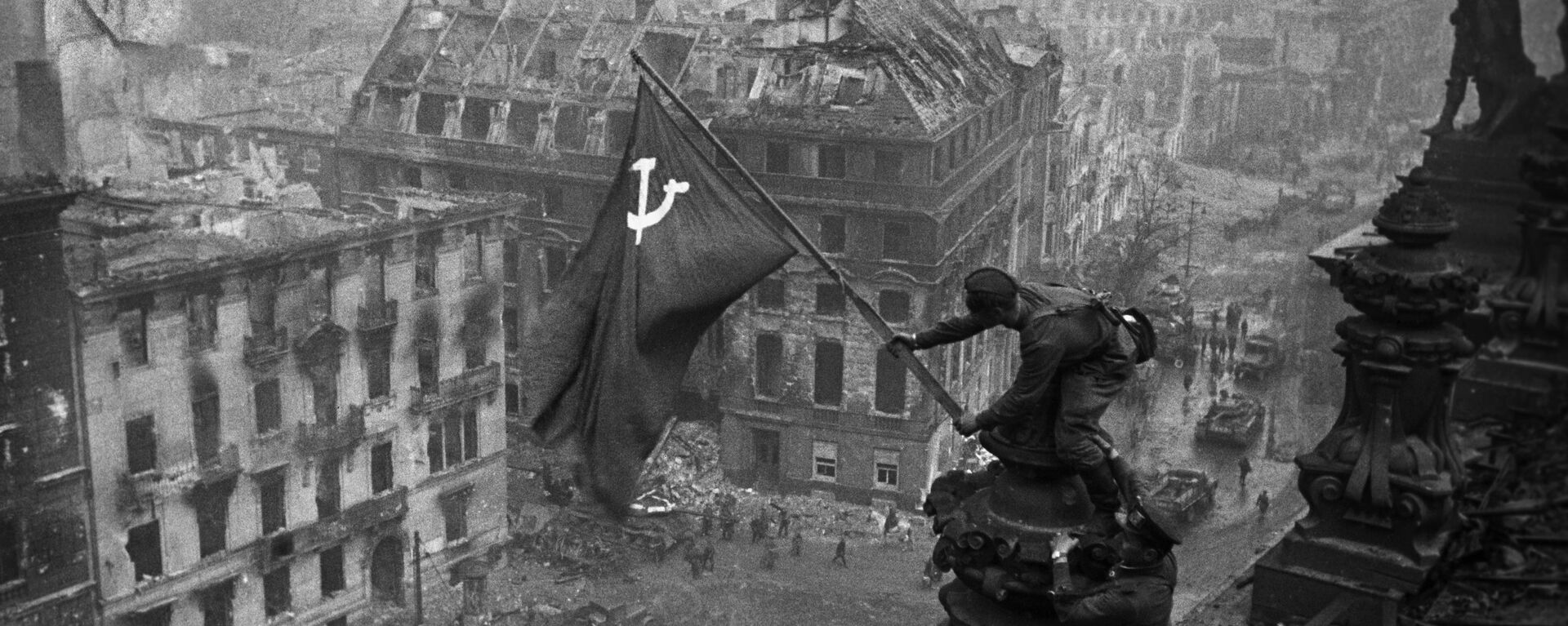 Drapelul URSS pe ReihGaremaniei naziste înfrânte - Sputnik Moldova, 1920, 30.04.2024