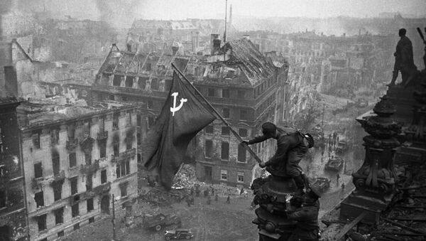Знамя Победы на здании Рейхстага в Берлине - Sputnik Молдова