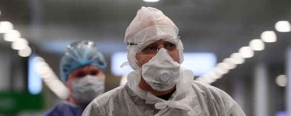 Медики в защитных костюмах. Ситуация в России в связи с коронаворусом Медики в защитных костюмах. Ситуация в России в связи с коронаворусом - Sputnik Молдова