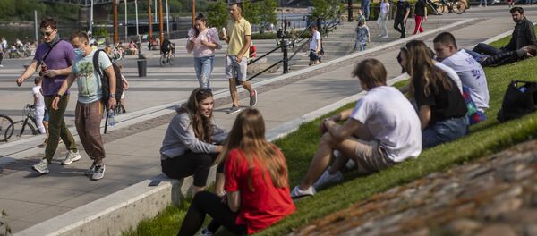 Жители Варшавы на берегу реки Вислы в Польше Жители Варшавы на берегу реки Вислы в Польше - Sputnik Молдова