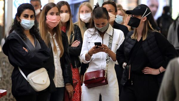 Девушки в масках во время открытия магазина после облегчения карантинных мер во Франции  - Sputnik Moldova-România