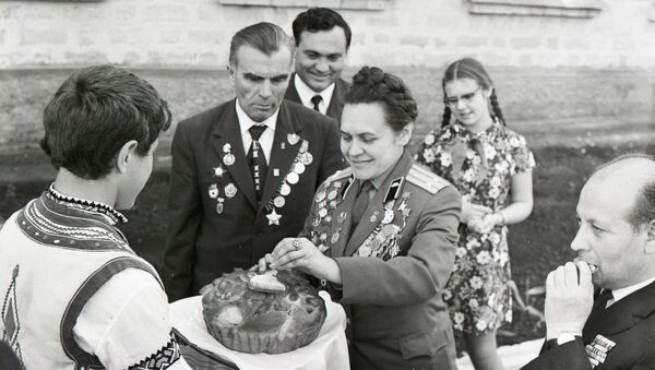 Герой Советтского Союза Ирина Левченко в Молдавии. 1972 год. - Sputnik Молдова