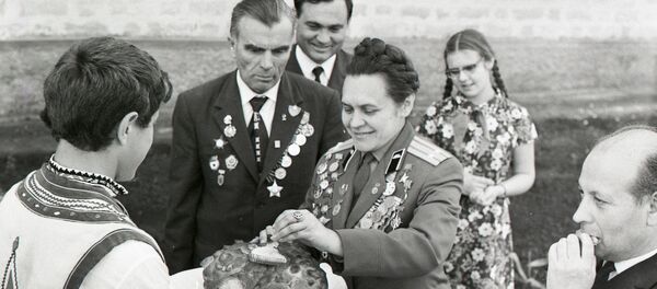 Герой Советтского Союза Ирина Левченко в Молдавии. 1972 год. - Sputnik Молдова