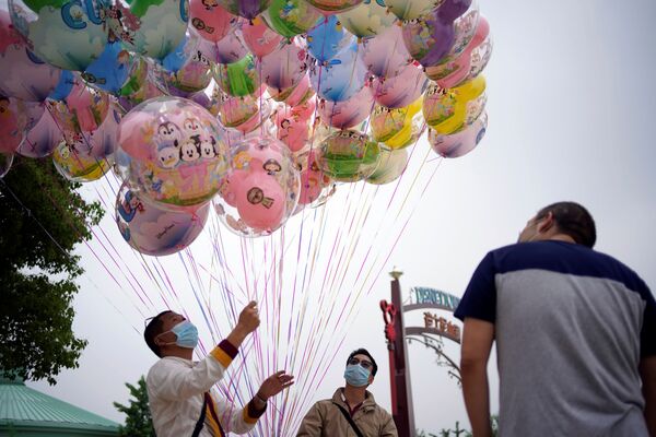 Продажа шаров в парке развлечений Диснейленд в Шанхае - Sputnik Молдова