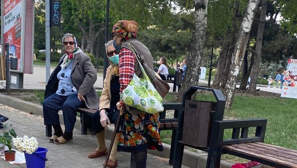 În plină pandemie, unele pensionare din Capitală sunt nevoite să vând flori pentru ca să câștige un ban - Sputnik Moldova