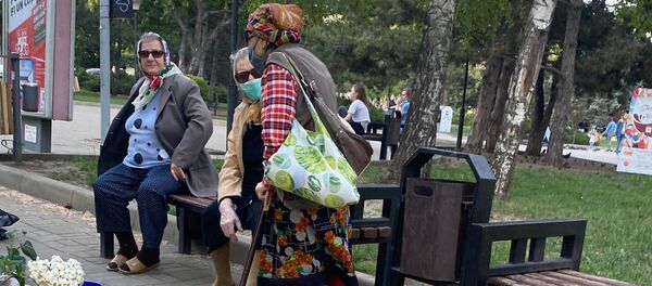 În plină pandemie, unele pensionare din Capitală sunt nevoite să vând flori pentru ca să câștige un ban - Sputnik Moldova
