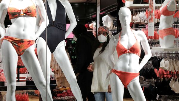 Женщина в маске в магазине купальников после облегчения карантинных мер во Франции - Sputnik Moldova
