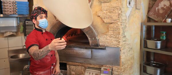 Приготовление пиццы в ресторане после облегчения карантинных мер в Германии - Sputnik Moldova