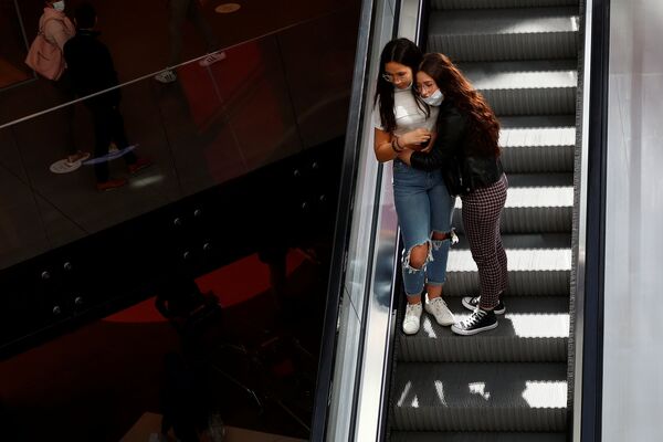 Девушки в торговом центре после облегчения карантинных мер в Бельгии  - Sputnik Moldova