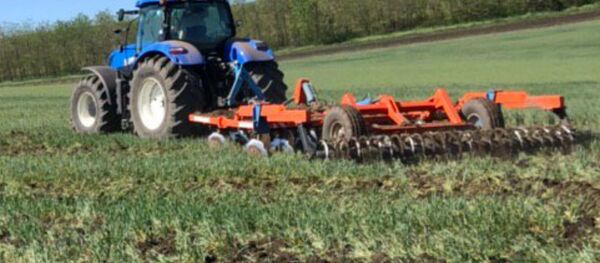 În raionul Căușeni plugarii ară terenurile însămânțate cu grâu de toamnă - Sputnik Moldova