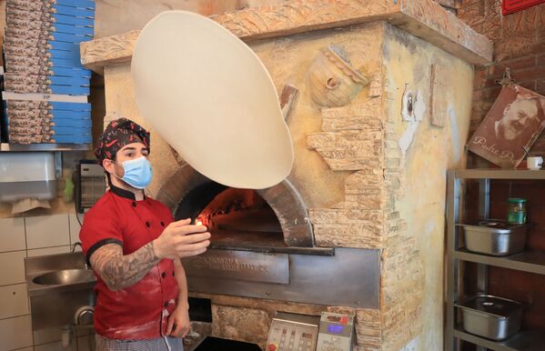 Приготовление пиццы в ресторане после облегчения карантинных мер в Германии - Sputnik Moldova-România