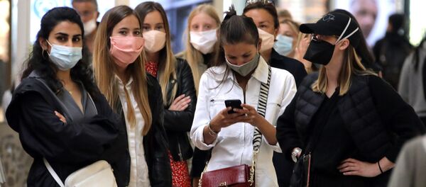 Девушки в масках во время открытия магазина после облегчения карантинных мер во Франции  - Sputnik Moldova