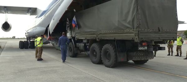 Российские военные специалисты возвращаются на родину из Италии Российские военные специалисты возвращаются на родину из Италии - Sputnik Молдова