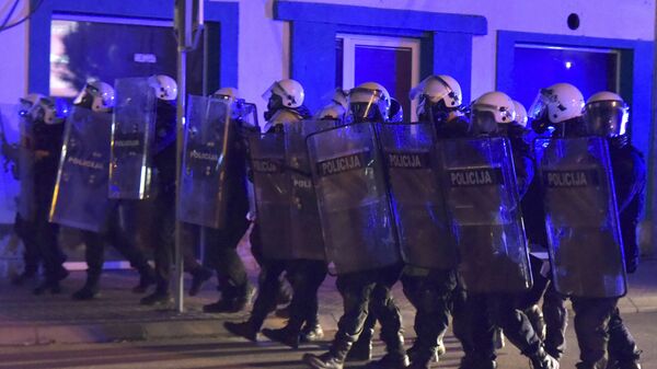 Polițiștii muntenegreni blochează strada în timpul unui protest în Niksic, Muntenegru - Sputnik Moldova-România