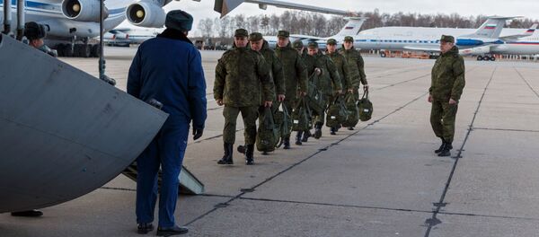 Военнослужащие медицинской службы ВС РФ во время посадки в военно-транспортный самолет ВКС России Ил-76 МД Военнослужащие медицинской службы ВС РФ во время посадки в военно-транспортный самолет ВКС России Ил-76 МД - Sputnik Moldova