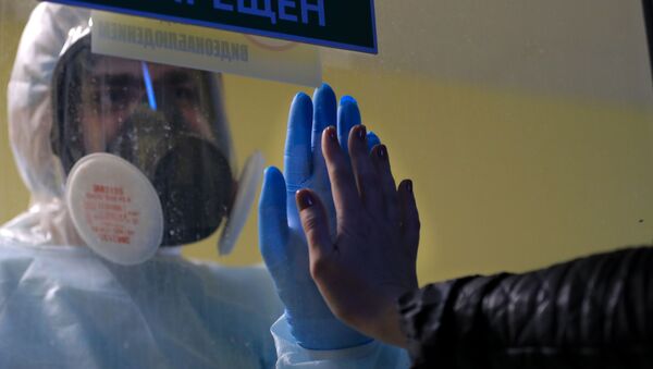 Медицинский работник в стационаре для больных COVID-19 в Тверской областной клинической больнице - Sputnik Moldova-România