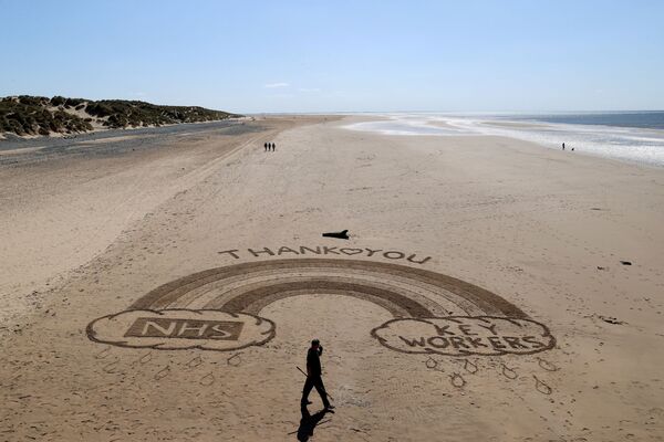 Рисунок на песке в благодарность медицинским работникам, Великобритания - Sputnik Молдова