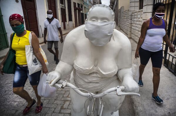 Скульптура художника Xu Hongfe Толстые дамы в медицинской маске, Гавана, Куба - Sputnik Молдова