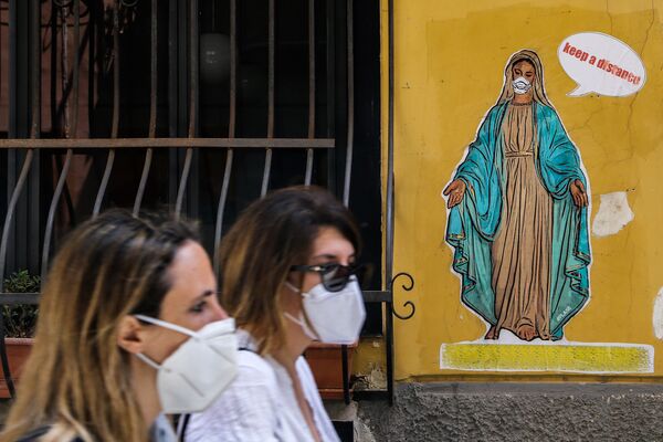 Граффити с изображением Девы Марии в защитной маске в центре Неаполя - Sputnik Молдова