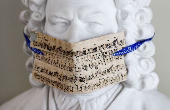 Бюст Баха с маской для лица из нот перед выставкой «Бах и Бетховен в Лейпциге, Германия - Sputnik Молдова