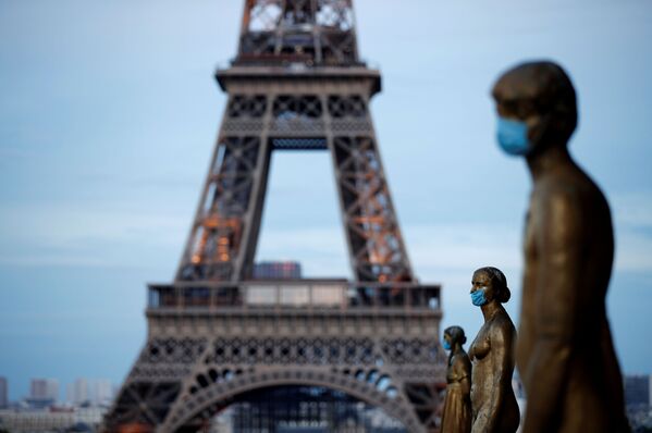 Золотые статуи в масках возле Эйфелевой башни в Париже, Франция - Sputnik Молдова