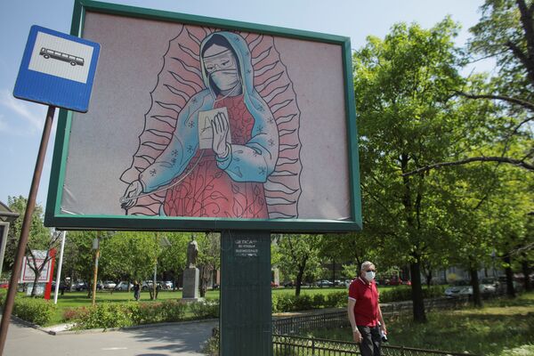 Плакат с изображением врача в стиле латиноамериканских религиозных картин в Бухаресте, Румыния - Sputnik Молдова