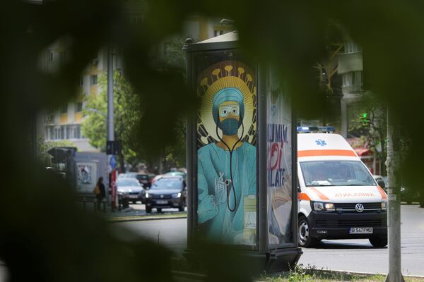 Плакат с изображением врача в стиле религиозных картин в Бухаресте, Румыния - Sputnik Молдова