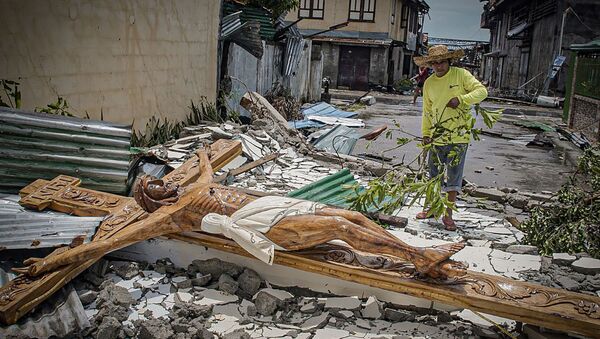 Местный житель на улице после тайфуна Вонгфонг, обрушившегося на центральную часть Филиппин - Sputnik Moldova