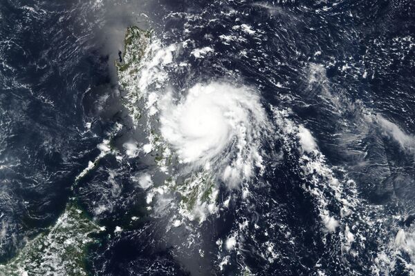 Спутниковый снимок тайфуна Вонгфонг, обрушившегося на центральную часть Филиппин - Sputnik Moldova