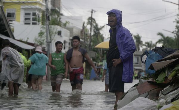 Местные жители на улице после тайфуна Вонгфонг, обрушившегося на центральную часть Филиппин - Sputnik Moldova