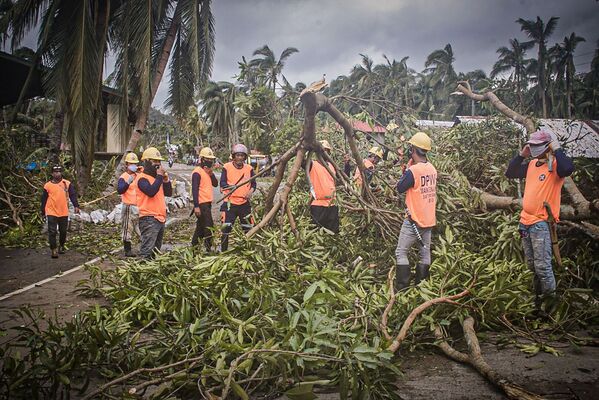 Рабочие во время устранения последствий тайфуна Вонгфонг, обрушившегося на центральную часть Филиппин - Sputnik Moldova