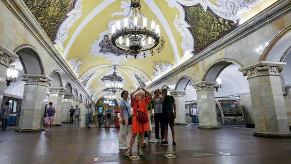 Туристы на станции Комсомольская кольцевой линии Московского метрополитена - Sputnik Молдова