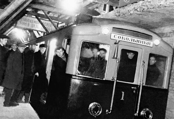 Первый поезд Московского метро во время пробного рейса - Sputnik Молдова