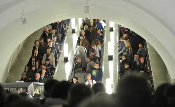 Пассажиры на станции Парк культуры кольцевой линии московского метрополитена в час пик - Sputnik Молдова