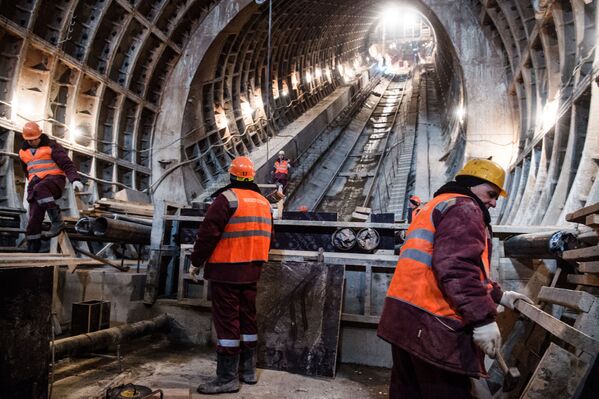 Рабочие во время строительства станции Фонвизинская московского метрополитена - Sputnik Молдова