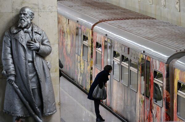 Запуск в московском метро поезда Акварель с обновленной экспозицией Город в живописи - Sputnik Молдова