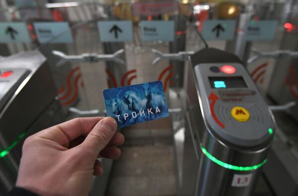 Пассажир проходит с картой Тройка через турникет на станции метро Тушинская в Москве - Sputnik Молдова