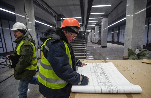 Инженер на строительстве станции Московского метрополитена Коммунарка на Сокольнической линии - Sputnik Молдова
