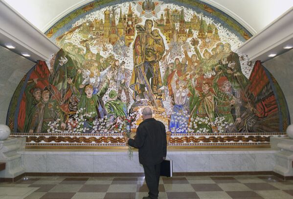 Панно, посвященное победе советского народа в Великой Отечественной войне 1941-1945 годов, на одной из стен станции московского метро Парк Победы - Sputnik Молдова